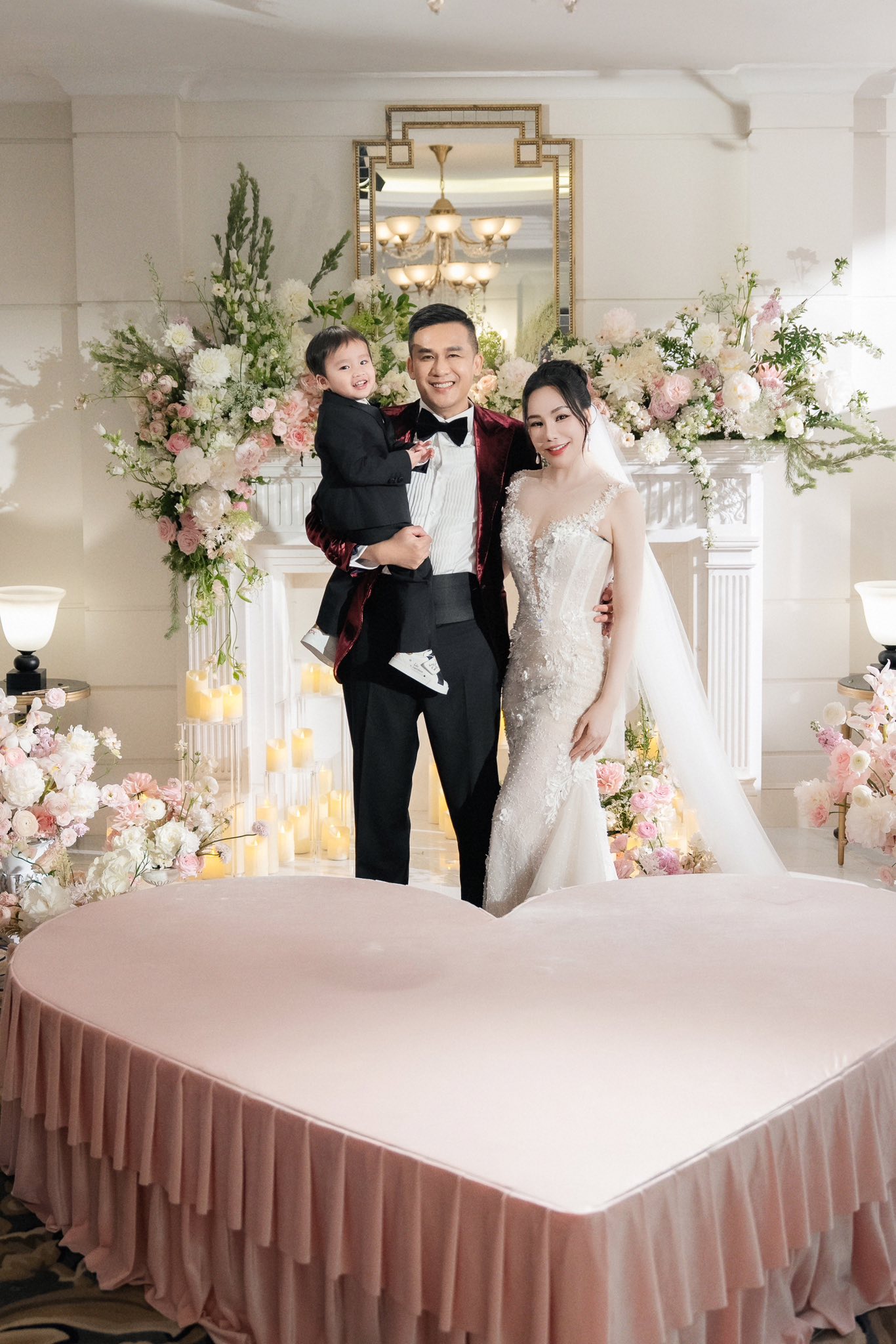 Nữ ca sĩ Vbiz đánh úp công khai con 2 tuổi, lễ cưới độc nhất vô nhị gây sốt cả truyền thông quốc tế- Ảnh 5.