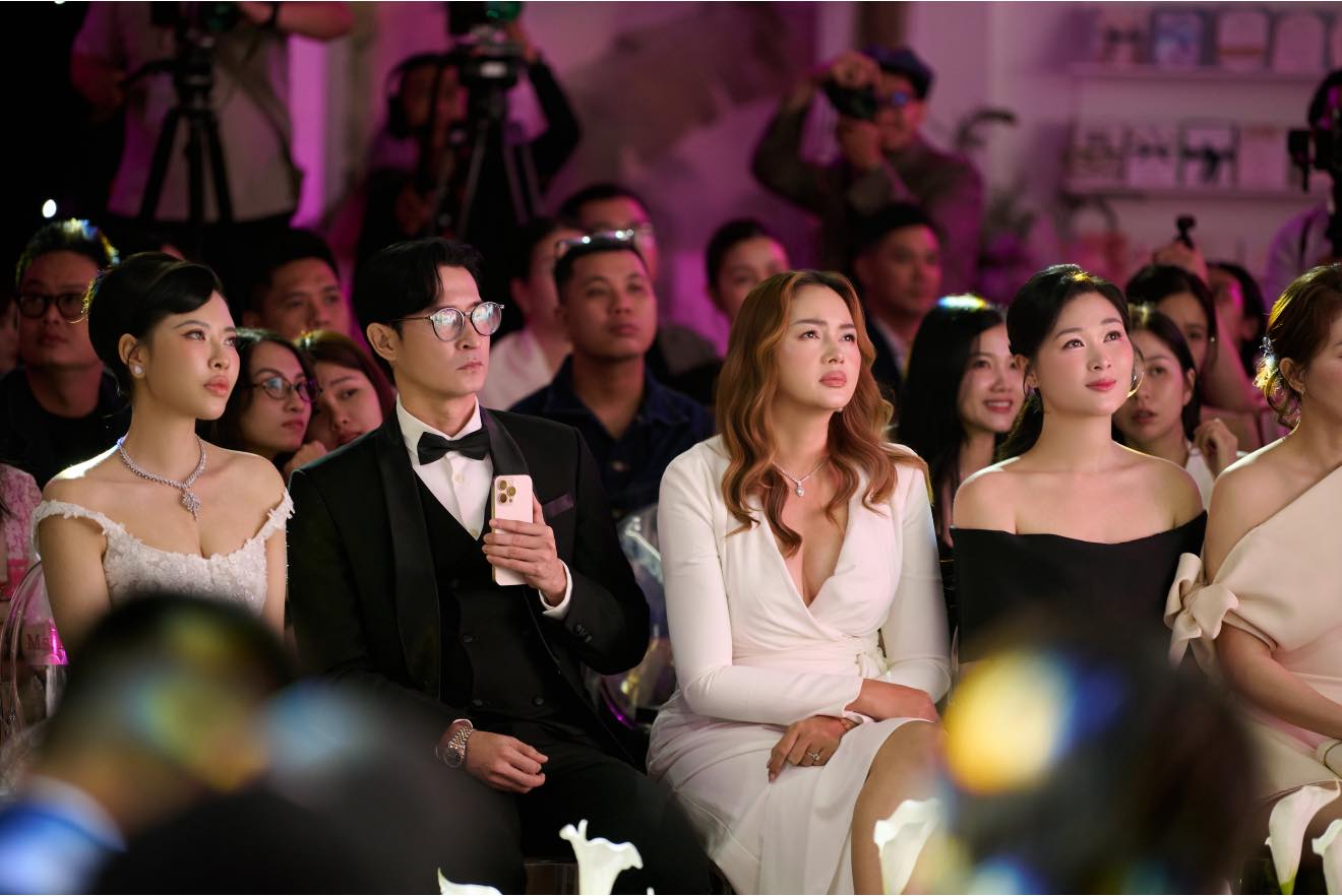 Độc lạ Vbiz: Huy Khánh công khai si mê vợ cũ ra mặt, thái độ của Mạc Anh Thư mới đáng bàn- Ảnh 2. Độc lạ Vbiz: Huy Khánh công khai si mê vợ cũ ra mặt, thái độ của Mạc Anh Thư mới đáng bàn- Ảnh 2.