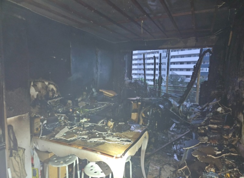 Căn hộ chung cư bốc cháy ngùn ngụt khi cha mẹ đi làm, bé gái 10 tuổi tử vong, em nhỏ 7 tuổi ngừng tim phải cấp cứu- Ảnh 1.