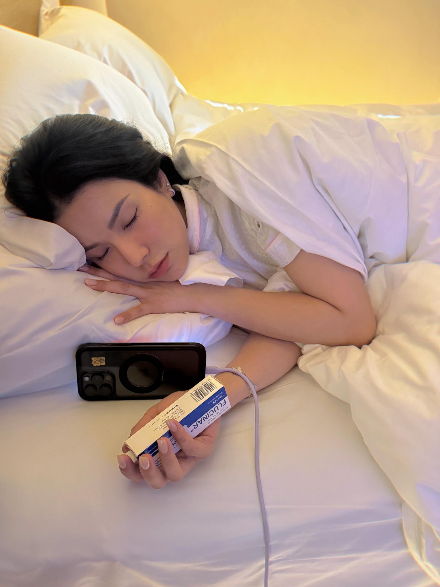 1 Chị đẹp đổ bệnh sau hàng tiếng dầm mưa quẩy trong show của G-Dragon- Ảnh 1.