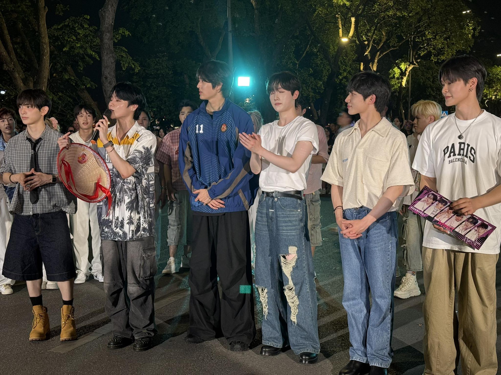 "Boy phố" Hanbin Ngô Ngọc Hưng đưa anh em TEMPEST "quậy tung" hồ Hoàn Kiếm trong đêm! 50997174410787247876853237230703660191145372n 1750473401743 1750473402483424594155