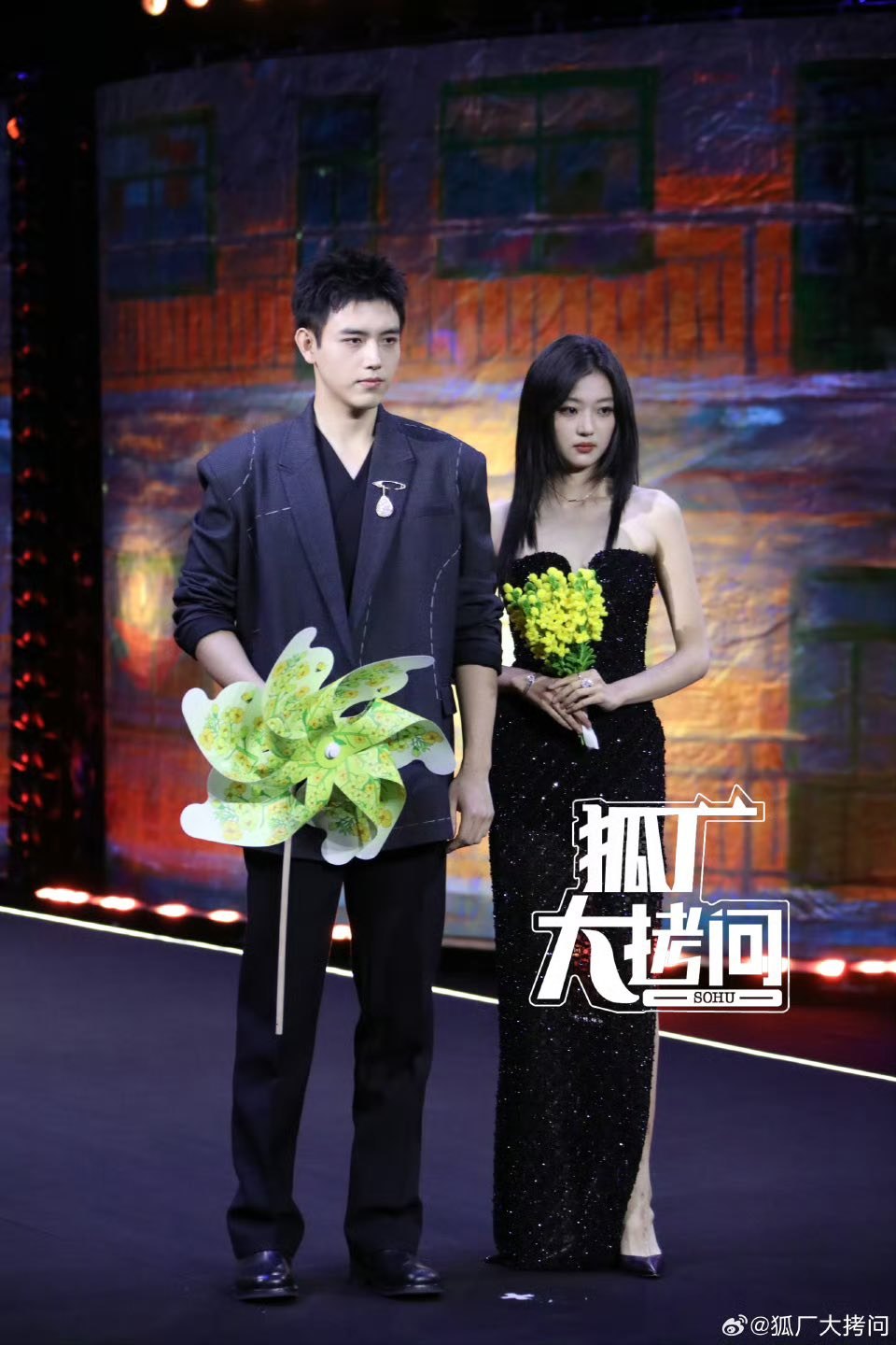 Siêu thảm đỏ hot nhất trưa nay: Nhiệt Ba