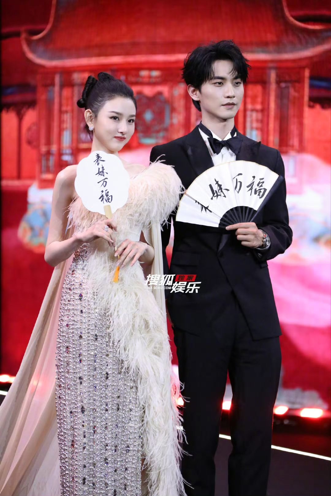 Siêu thảm đỏ hot nhất trưa nay: Nhiệt Ba