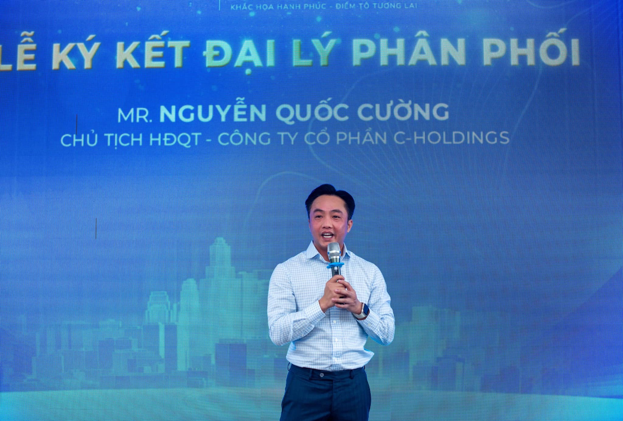 Cường Đô La vướng tranh cãi vì thái độ lạnh tanh khi bo tiền cho bảo vệ: Cường Đô La vướng tranh cãi vì thái độ lạnh tanh khi bo tiền cho bảo vệ: