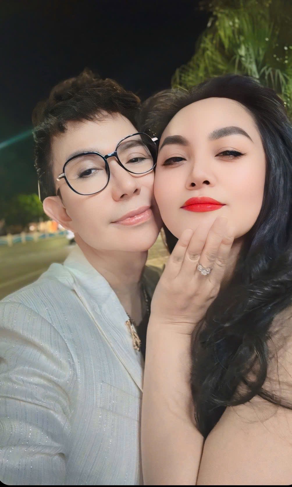 Hôn nhân 27 năm của nam nghệ sĩ đình đám và hoa khôi Hải Phòng: Yêu say đắm bất chấp tin đồn giới tính- Ảnh 3. Hôn nhân 27 năm của nam nghệ sĩ đình đám và hoa khôi Hải Phòng: Yêu say đắm bất chấp tin đồn giới tính- Ảnh 3.