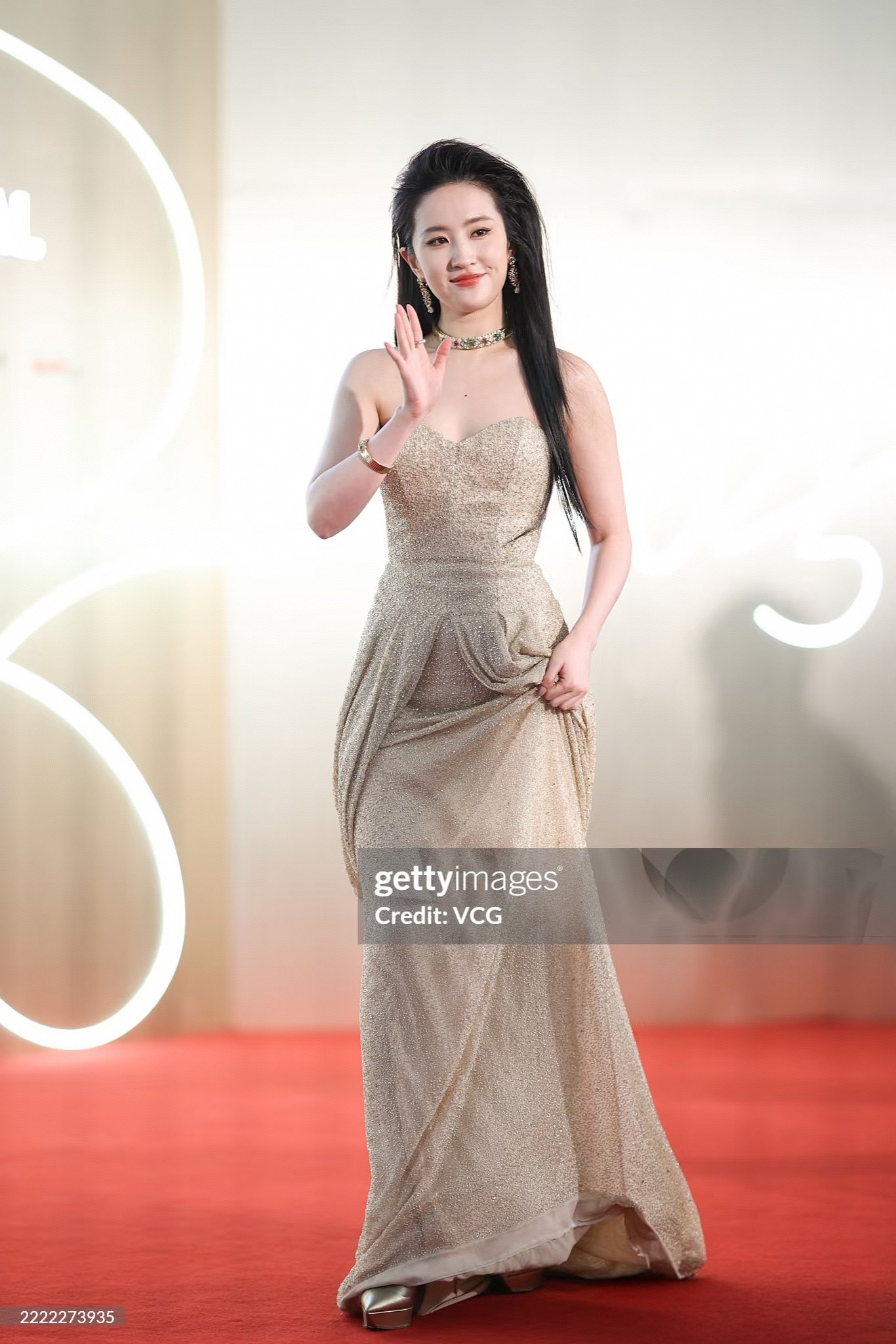 Thảm đỏ nóng nhất hôm nay: Lưu Diệc Phi gây biến căng, Thảm đỏ nóng nhất hôm nay: Lưu Diệc Phi gây biến căng,