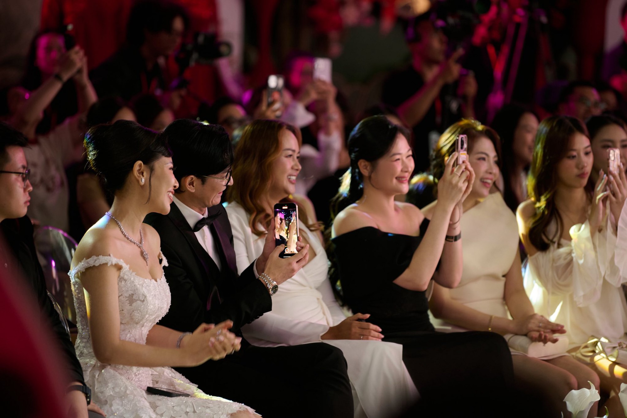 Độc lạ Vbiz: Huy Khánh công khai si mê vợ cũ ra mặt, thái độ của Mạc Anh Thư mới đáng bàn- Ảnh 3. Độc lạ Vbiz: Huy Khánh công khai si mê vợ cũ ra mặt, thái độ của Mạc Anh Thư mới đáng bàn- Ảnh 3.