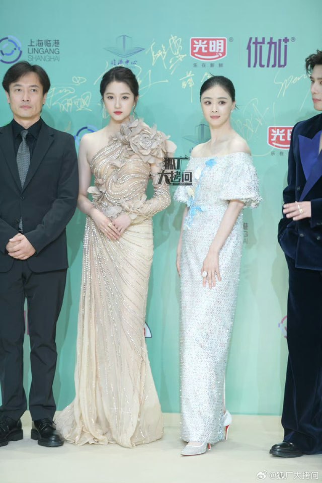 Thảm đỏ nóng nhất hôm nay: Lưu Diệc Phi gây biến căng, Thảm đỏ nóng nhất hôm nay: Lưu Diệc Phi gây biến căng,