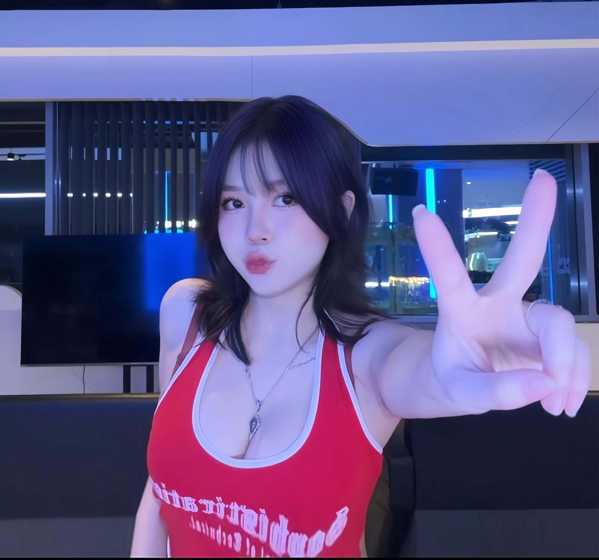 Hot girl phòng net lại trổ tài