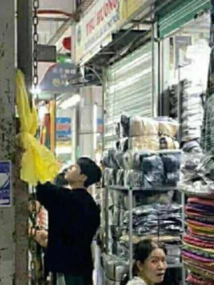 "Bắt gọn" Jimin - Jungkook (BTS) tại sân bay Đà Nẵng về Hàn Quốc, có 1 cử chỉ "đốn tim" fan 51226212210433184012424862705933503249975833n 1751030535622 1751030536400940686832