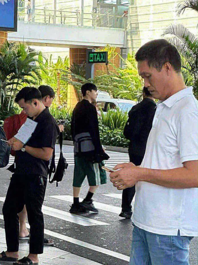 "Bắt gọn" Jimin - Jungkook (BTS) tại sân bay Đà Nẵng về Hàn Quốc, có 1 cử chỉ "đốn tim" fan 51230482610433184145758181425237482920769773n 1751030528802 1751030529292174935924