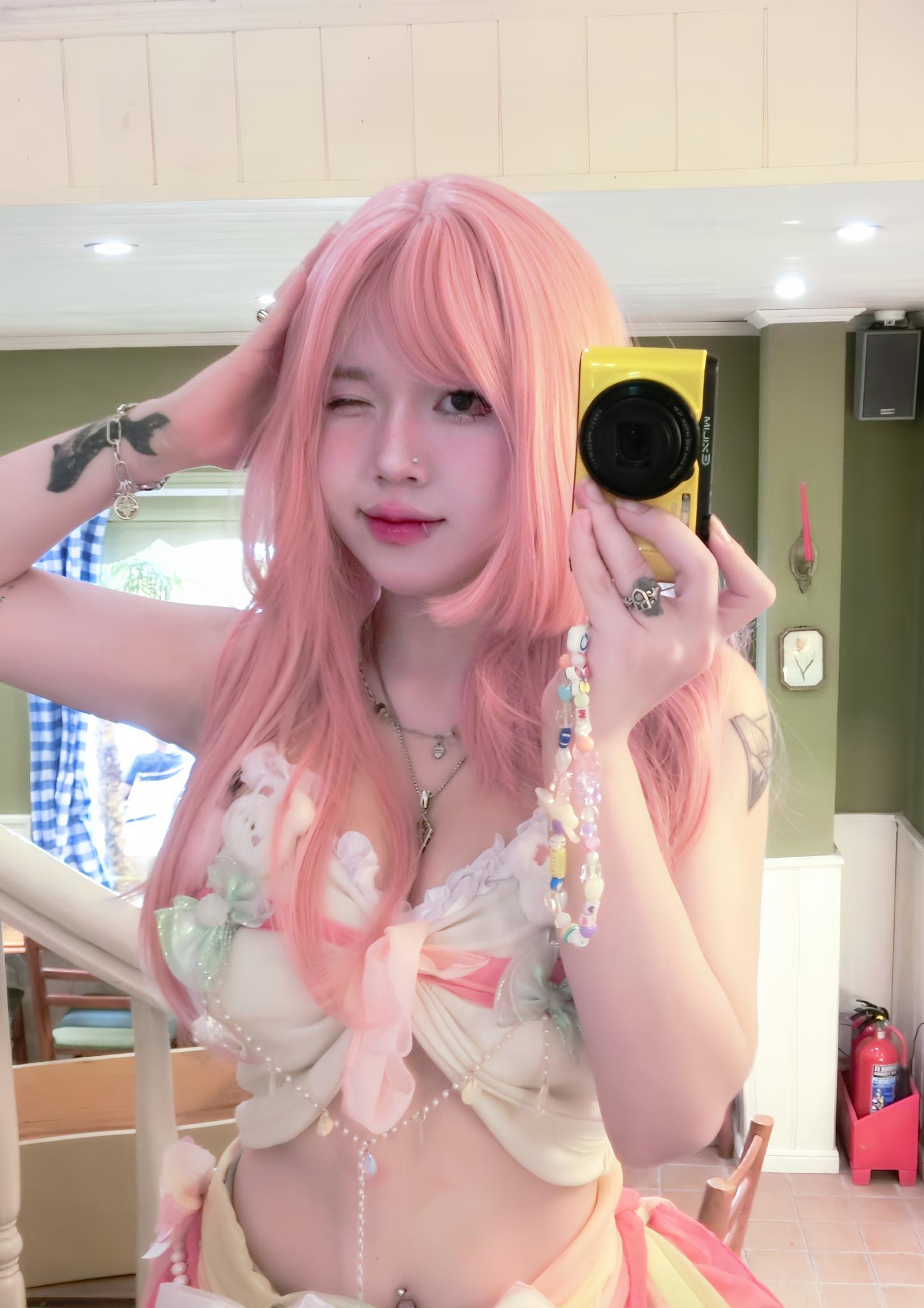 Hot girl phòng net lại trổ tài