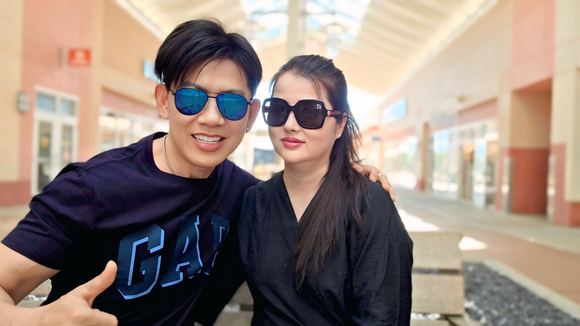 Nam ca sĩ body tráng kiện như thanh niên, U60 lần đầu công khai bạn gái Việt kiều- Ảnh 2. Nam ca sĩ body tráng kiện như thanh niên, U60 lần đầu công khai bạn gái Việt kiều- Ảnh 2.