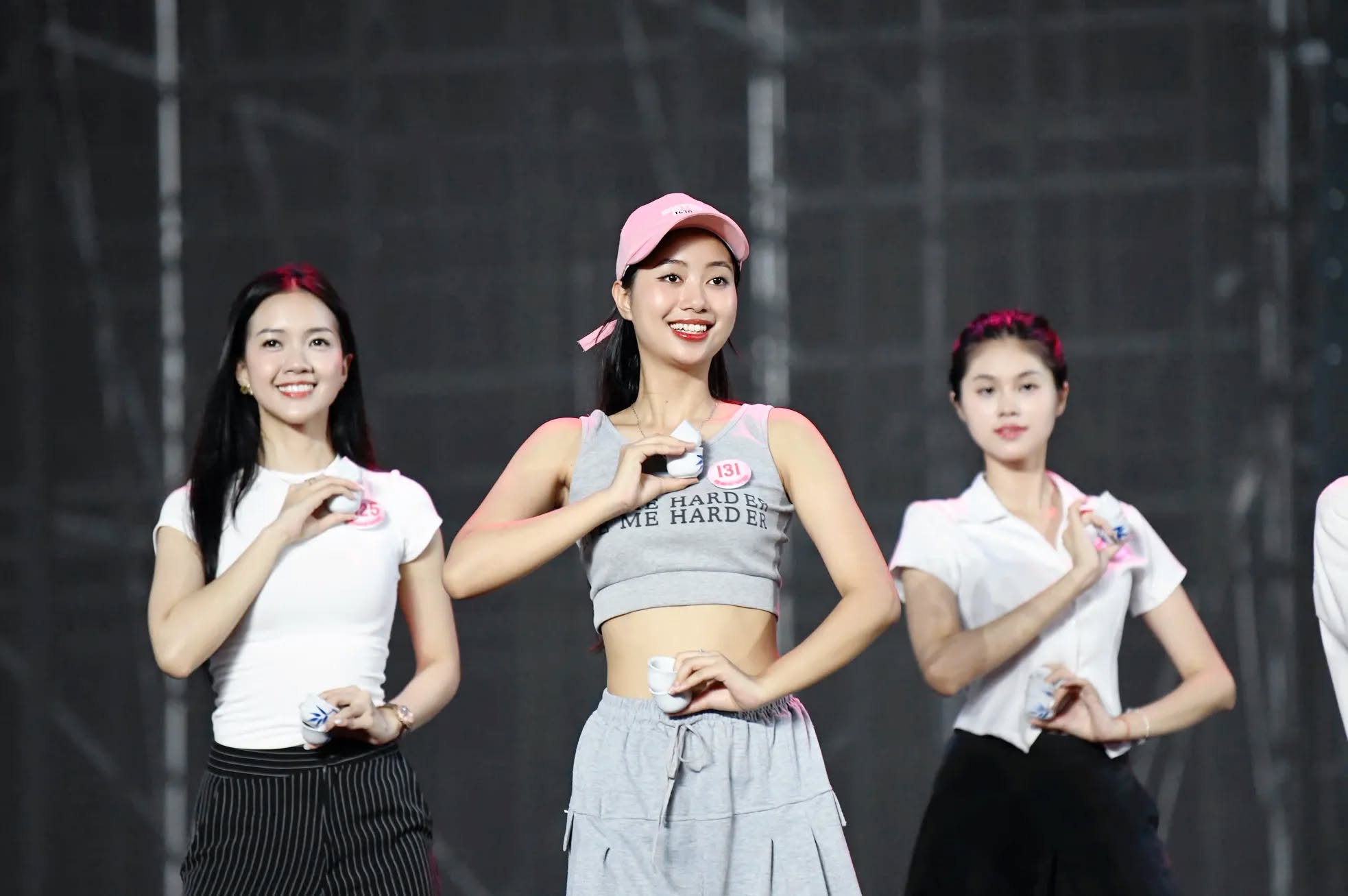 Chung kết Hoa hậu Việt Nam 2024: Thanh Thuỷ lộ diện trước thềm final walk, Tiểu Vy - Đỗ Hà cùng dàn hậu đổ bộ thảm đỏ- Ảnh 17.