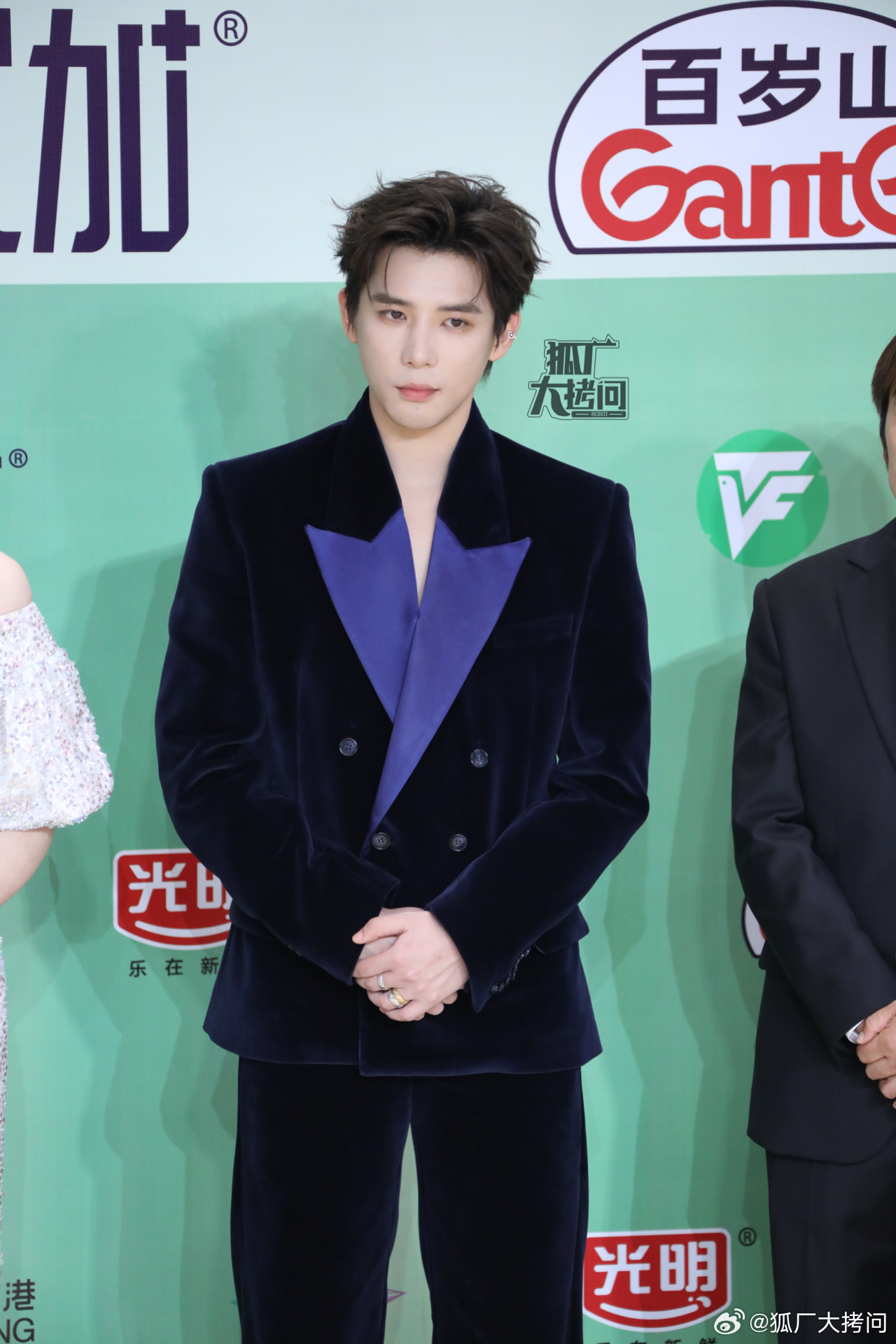 Thảm đỏ nóng nhất hôm nay: Lưu Diệc Phi gây biến căng, Thảm đỏ nóng nhất hôm nay: Lưu Diệc Phi gây biến căng,