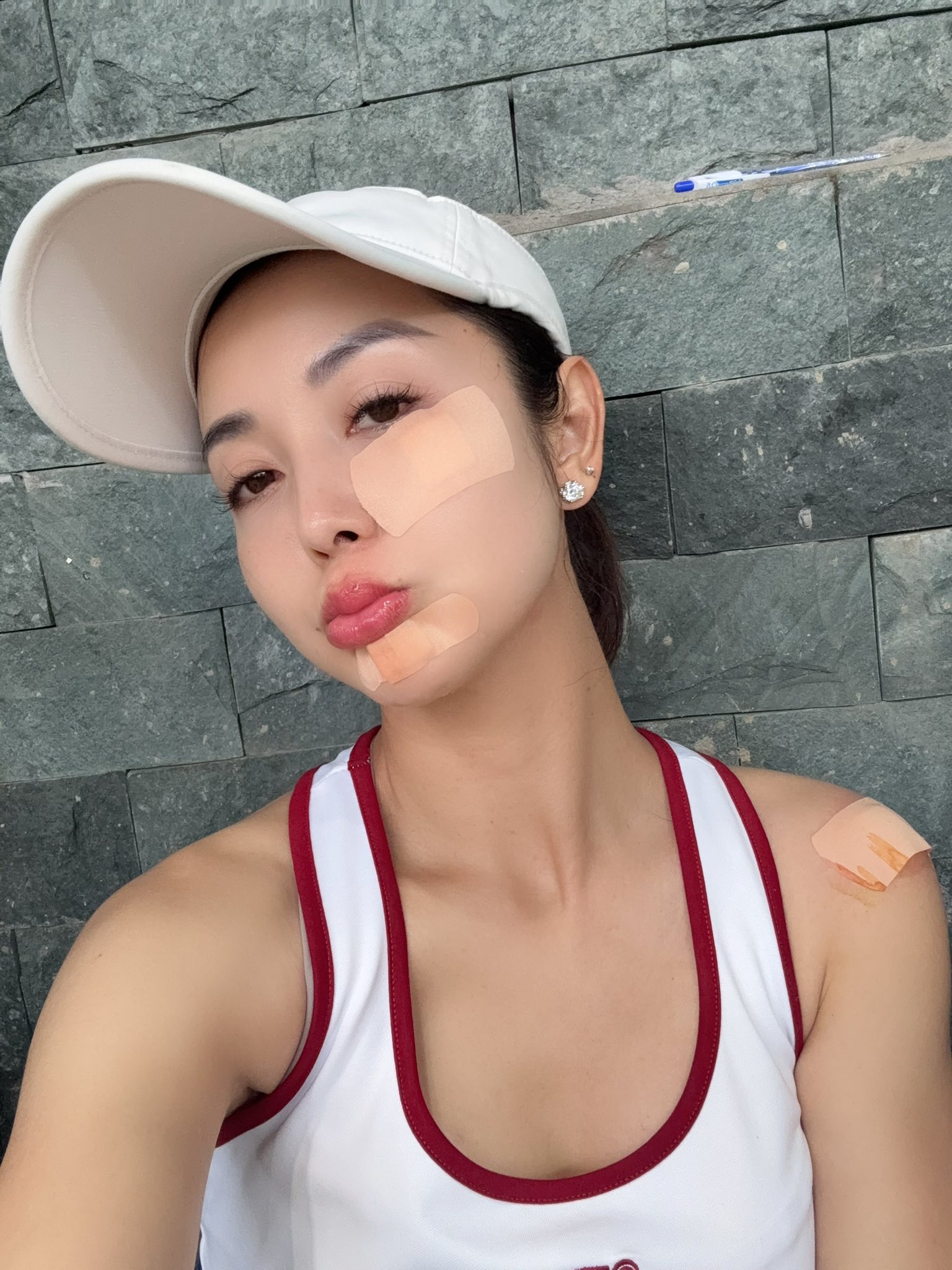 Hoa hậu vừa gặp sự cố vì chơi pickleball: Có mẹ chồng giàu top đầu sàn chứng khoán, bố chồng là Tiến sĩ- Ảnh 2.