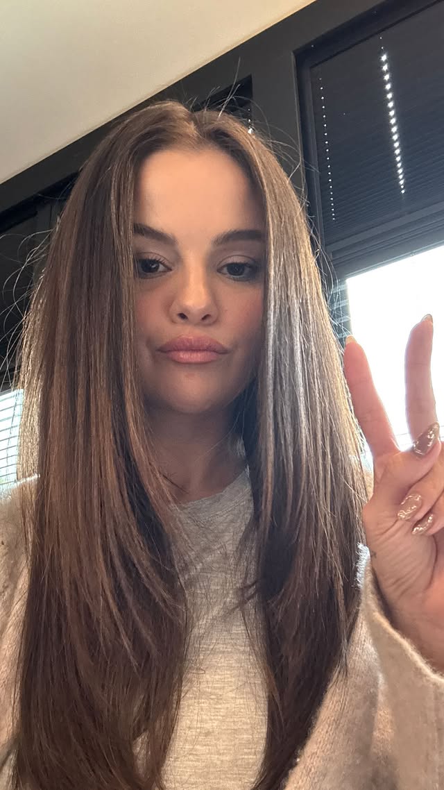 Selena Gomez làm gì với gương mặt mà phải tự thốt lên