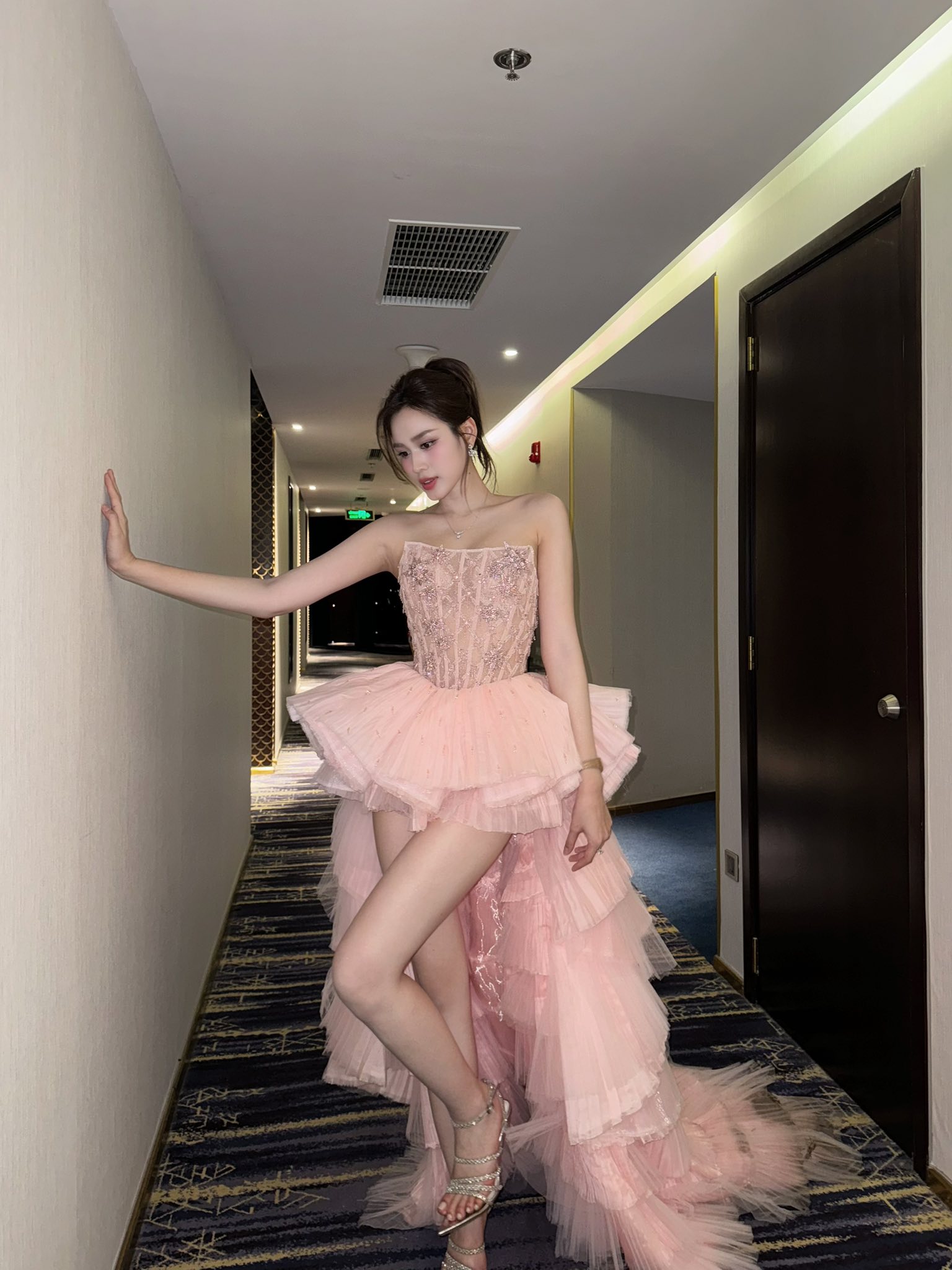 Mặc váy ngắn cũn nhưng lần này Đỗ Hà lại được khen!- Ảnh 4.