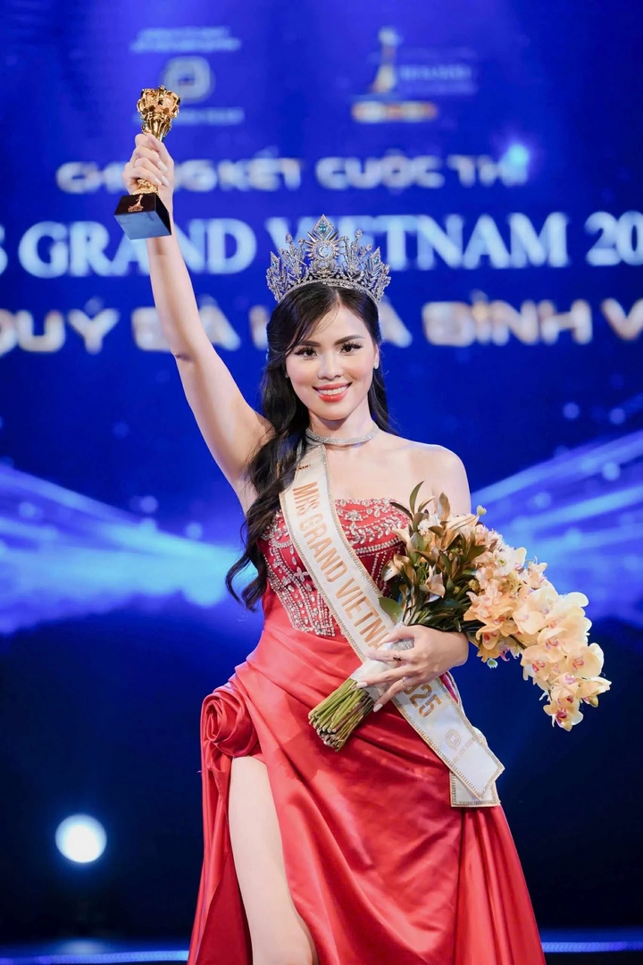 Nữ thạc sĩ vừa đăng quang hoa hậu có chồng là giáo sư trẻ nhất Việt Nam- Ảnh 1. Nữ thạc sĩ vừa đăng quang hoa hậu có chồng là giáo sư trẻ nhất Việt Nam- Ảnh 1.