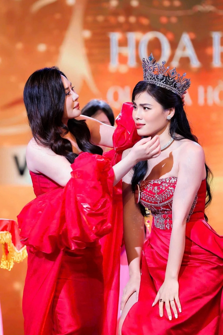 Nữ thạc sĩ vừa đăng quang hoa hậu có chồng là giáo sư trẻ nhất Việt Nam- Ảnh 2. Nữ thạc sĩ vừa đăng quang hoa hậu có chồng là giáo sư trẻ nhất Việt Nam- Ảnh 2.