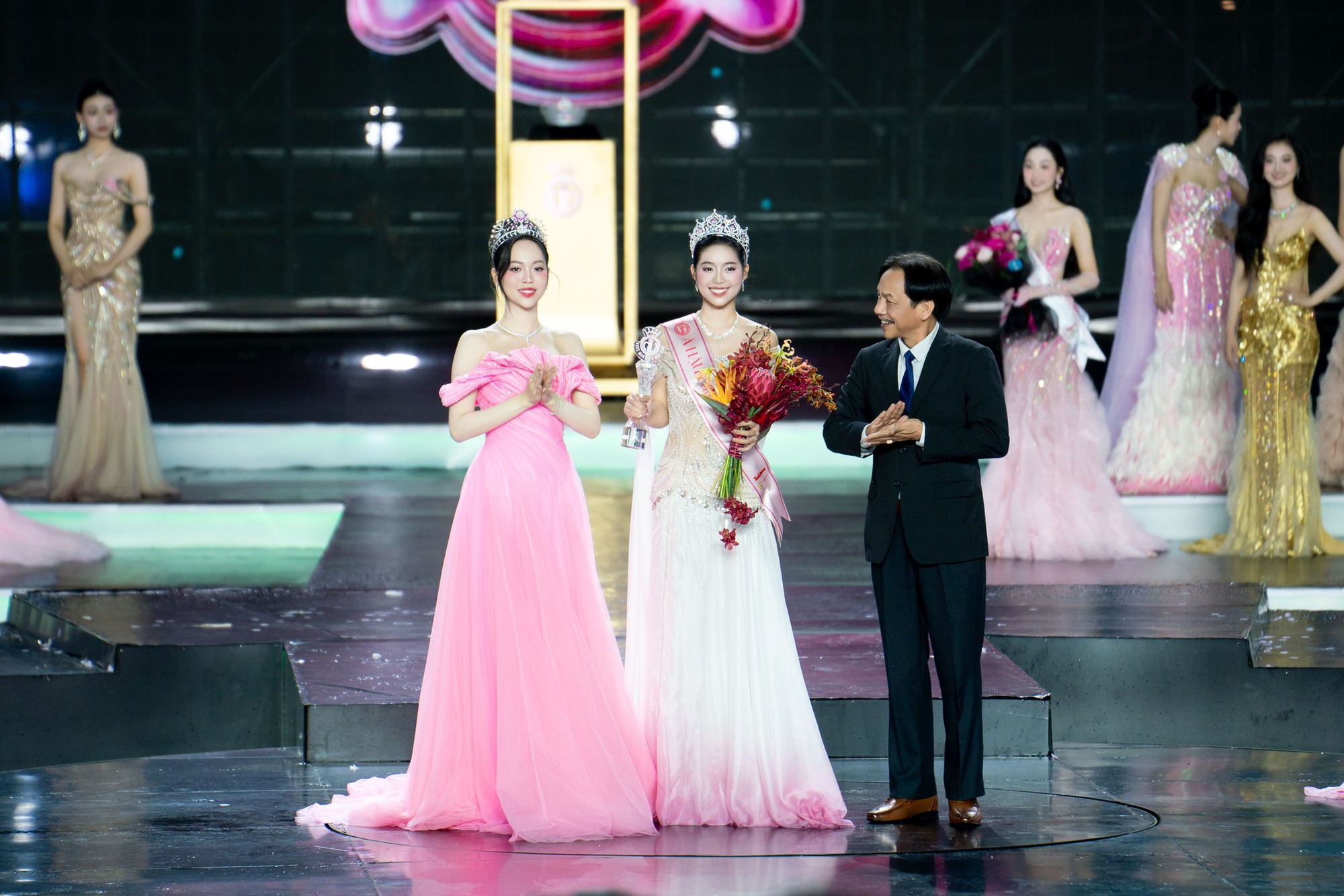 Á hậu Trịnh Thuỳ Linh dạo này: Ở ẩn 6 tháng, lộ loạt