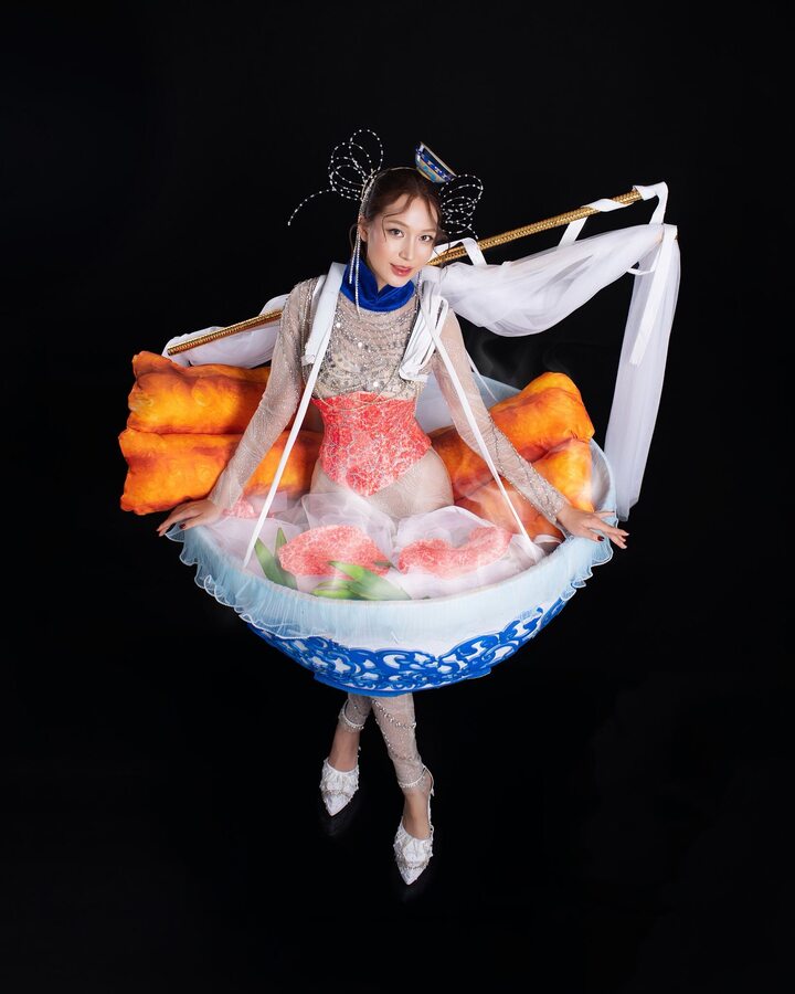 Kỳ Duyên gây sốt với trang phục dân tộc phở Việt Nam- Ảnh 1.