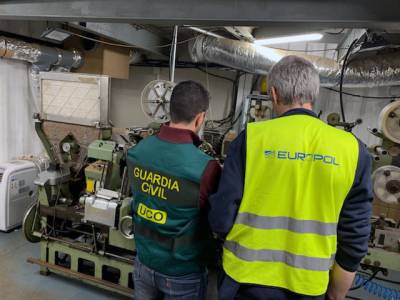 Sâu 4 mét dưới lòng đất: Cảnh sát phát hiện nhà máy thuốc lá giả, lợi nhuận