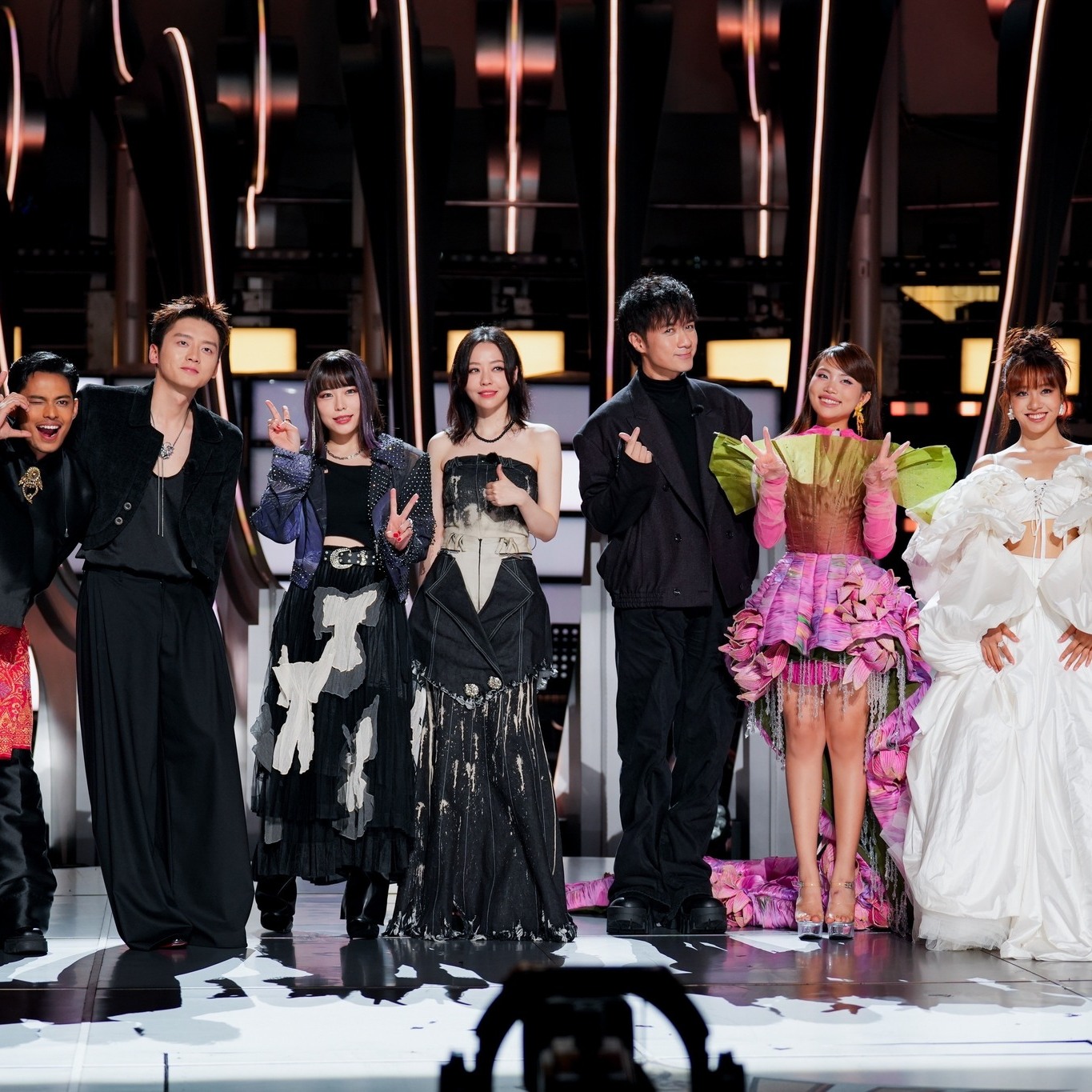 Sĩ đến hết đời: Phương Mỹ Chi được tài tử Hoàn Châu Cách Cách ôm thân mật trong khung hình chung!- Ảnh 1. Sĩ đến hết đời: Phương Mỹ Chi được tài tử Hoàn Châu Cách Cách ôm thân mật trong khung hình chung!- Ảnh 1.