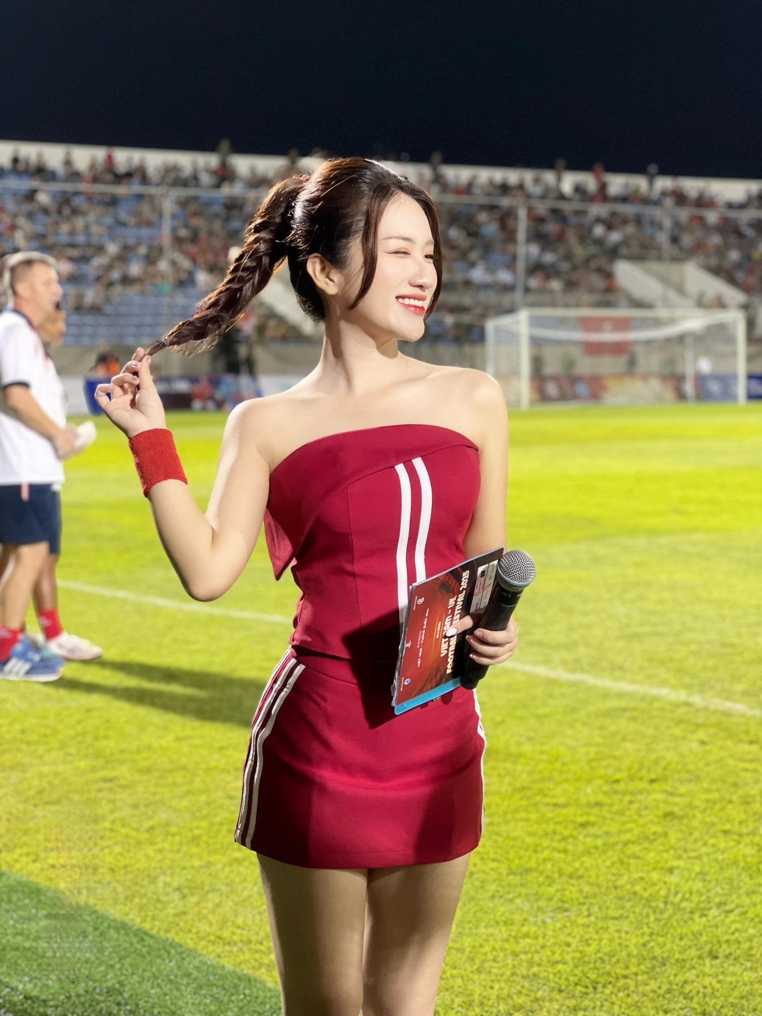 Không chỉ rạng rỡ trên sóng truyền hình, nhan sắc đời thường của nữ MC còn gây