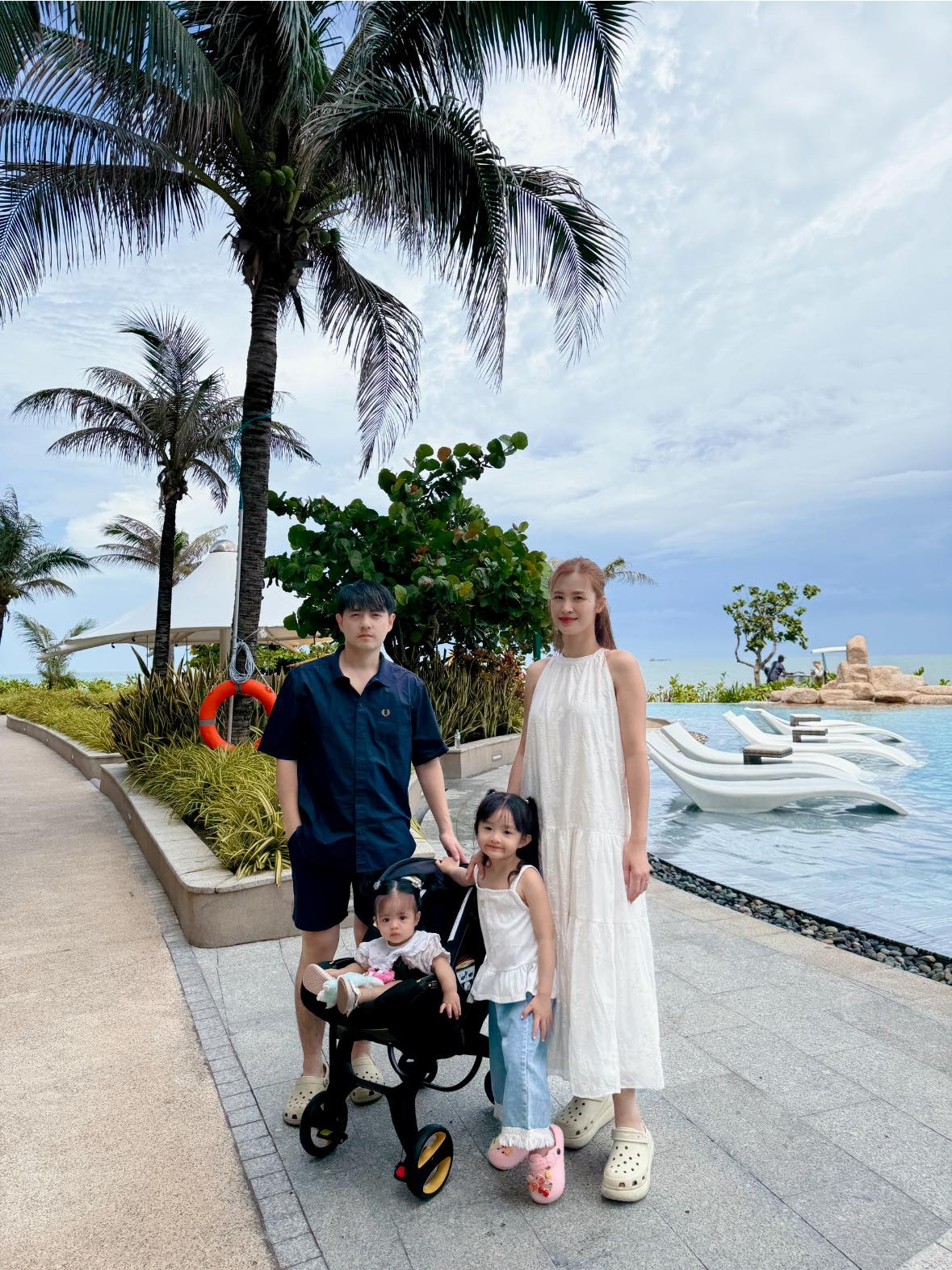 Sự thật phía sau bức ảnh 4 người nhà Đông Nhi - Ông Cao Thắng- Ảnh 1.