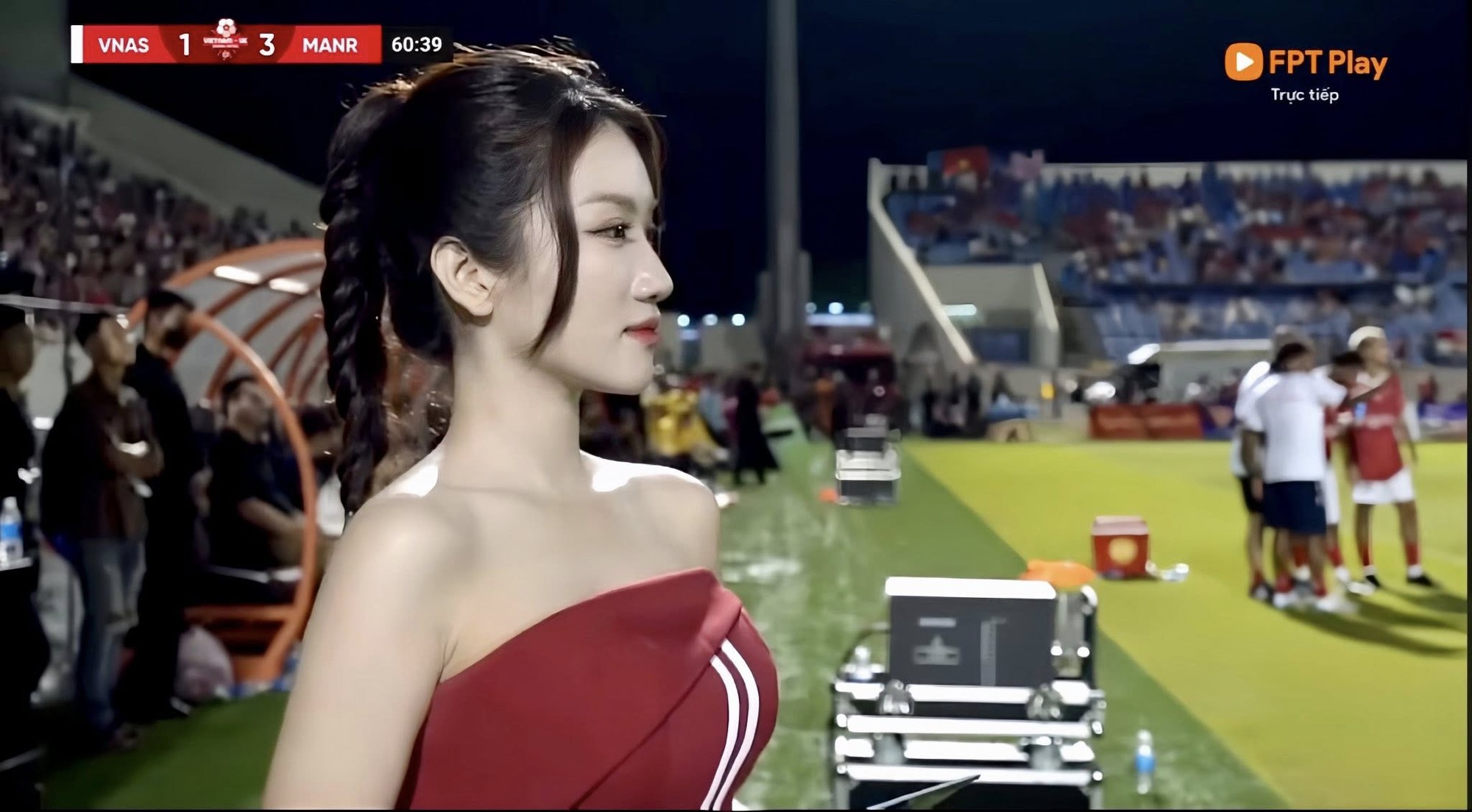 Không chỉ rạng rỡ trên sóng truyền hình, nhan sắc đời thường của nữ MC còn gây