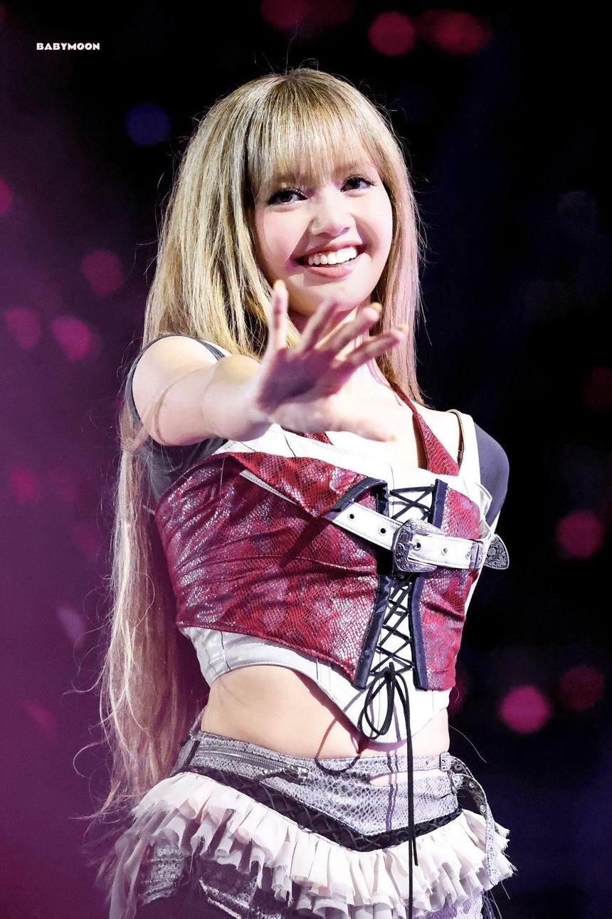 Lisa (BLACKPINK) quên make-up, làm tóc đi sự kiện à?- Ảnh 8.