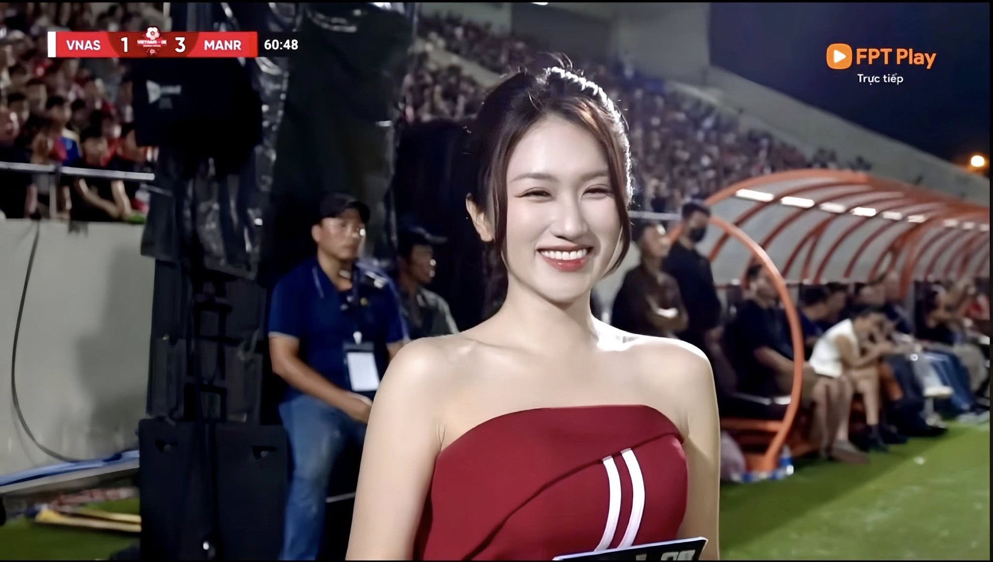 Không chỉ rạng rỡ trên sóng truyền hình, nhan sắc đời thường của nữ MC còn gây