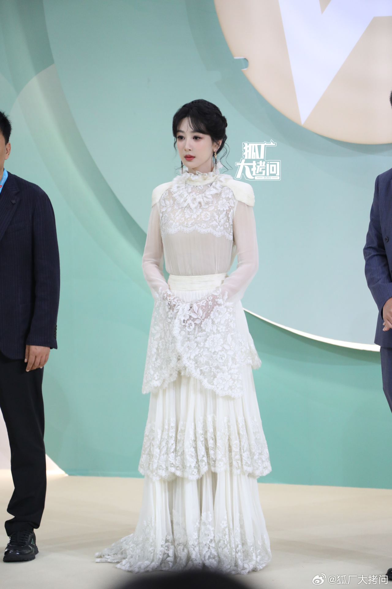 Thảm đỏ nóng nhất hôm nay: Lưu Diệc Phi gây biến căng, Thảm đỏ nóng nhất hôm nay: Lưu Diệc Phi gây biến căng,