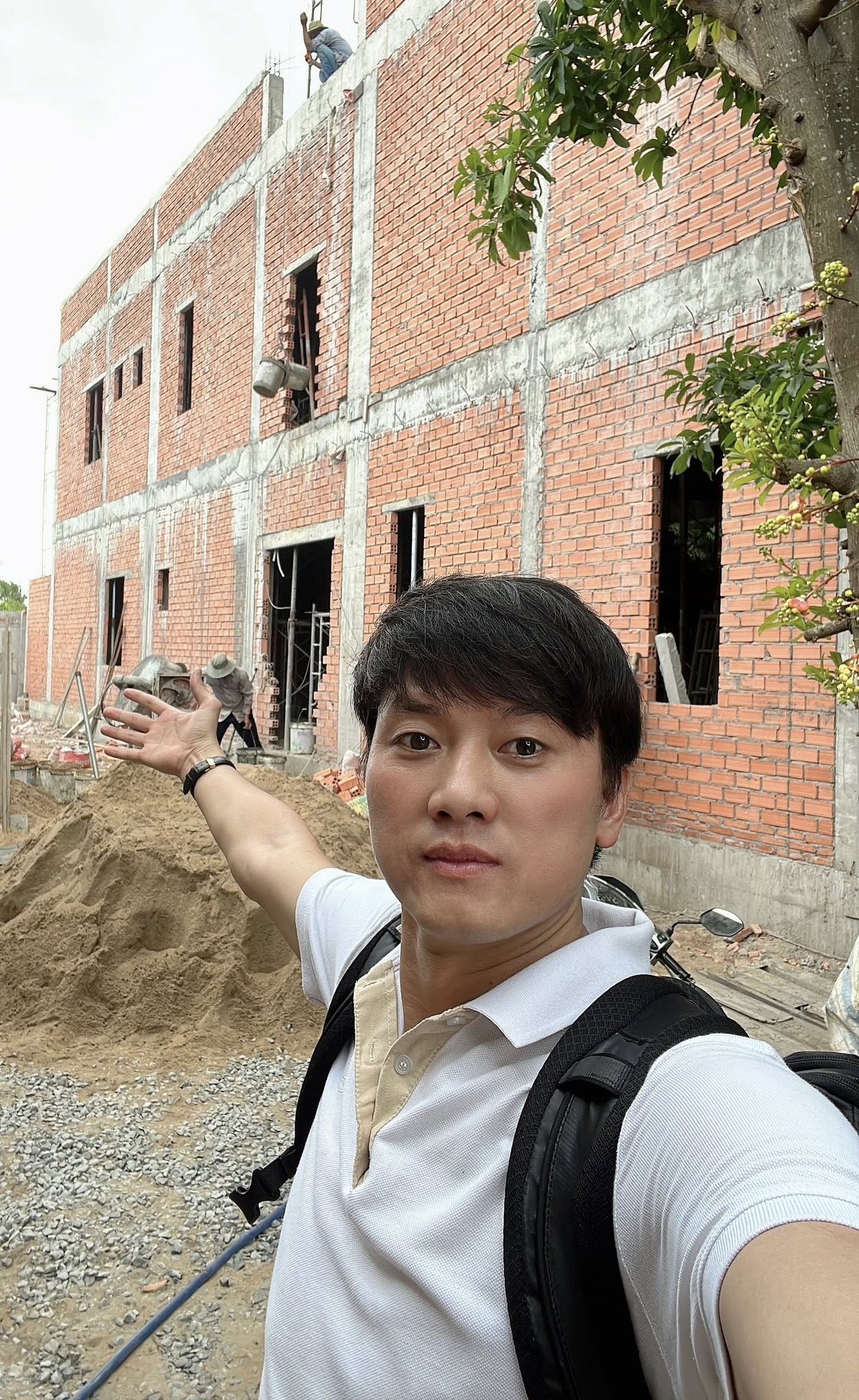 Căn nhà 10 phòng mà diễn viên quê Cần Giuộc báo hiếu bố mẹ sau 2 tháng khởi công- Ảnh 1.