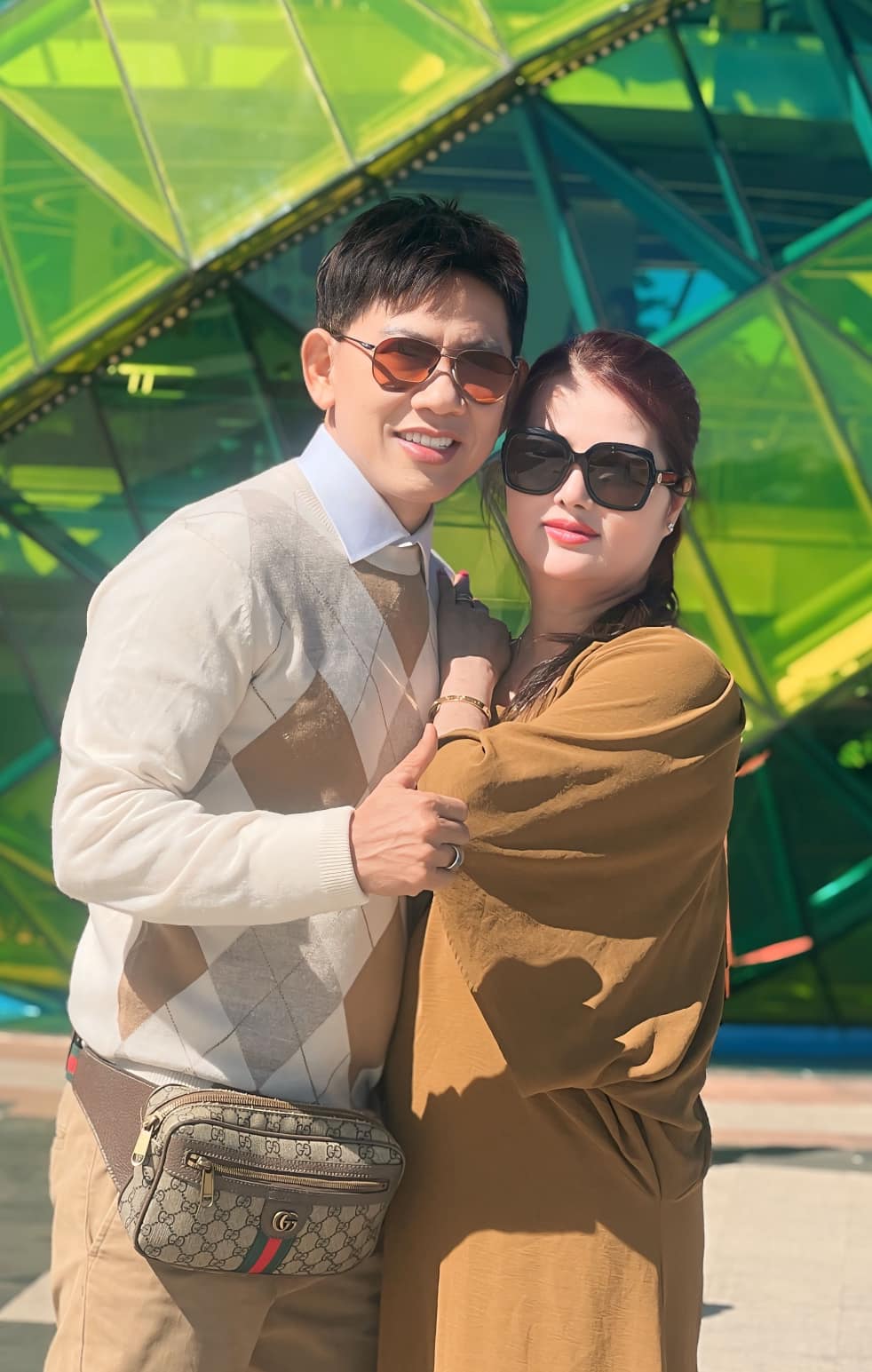 Nam ca sĩ công khai bạn gái ở tuổi U60: Từng là ngôi sao ca nhạc, giờ là thầy giáo dạy Toán, body 6 múi- Ảnh 1.