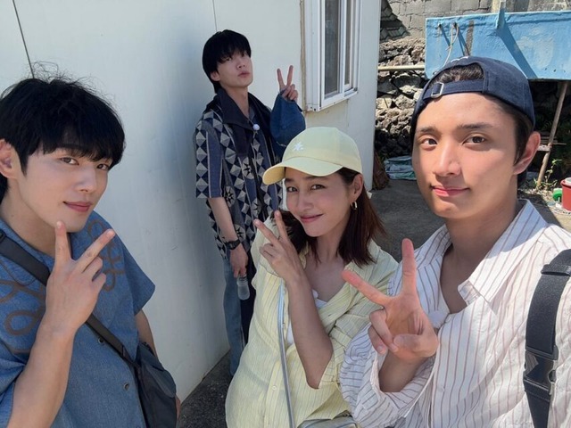 Drama Vườn Sao Băng ngoài đời thực: Lee Min Jung về phe Ahn Jae Hyun, công khai móc mỉa Goo Hye Sun trên truyền hình- Ảnh 1.