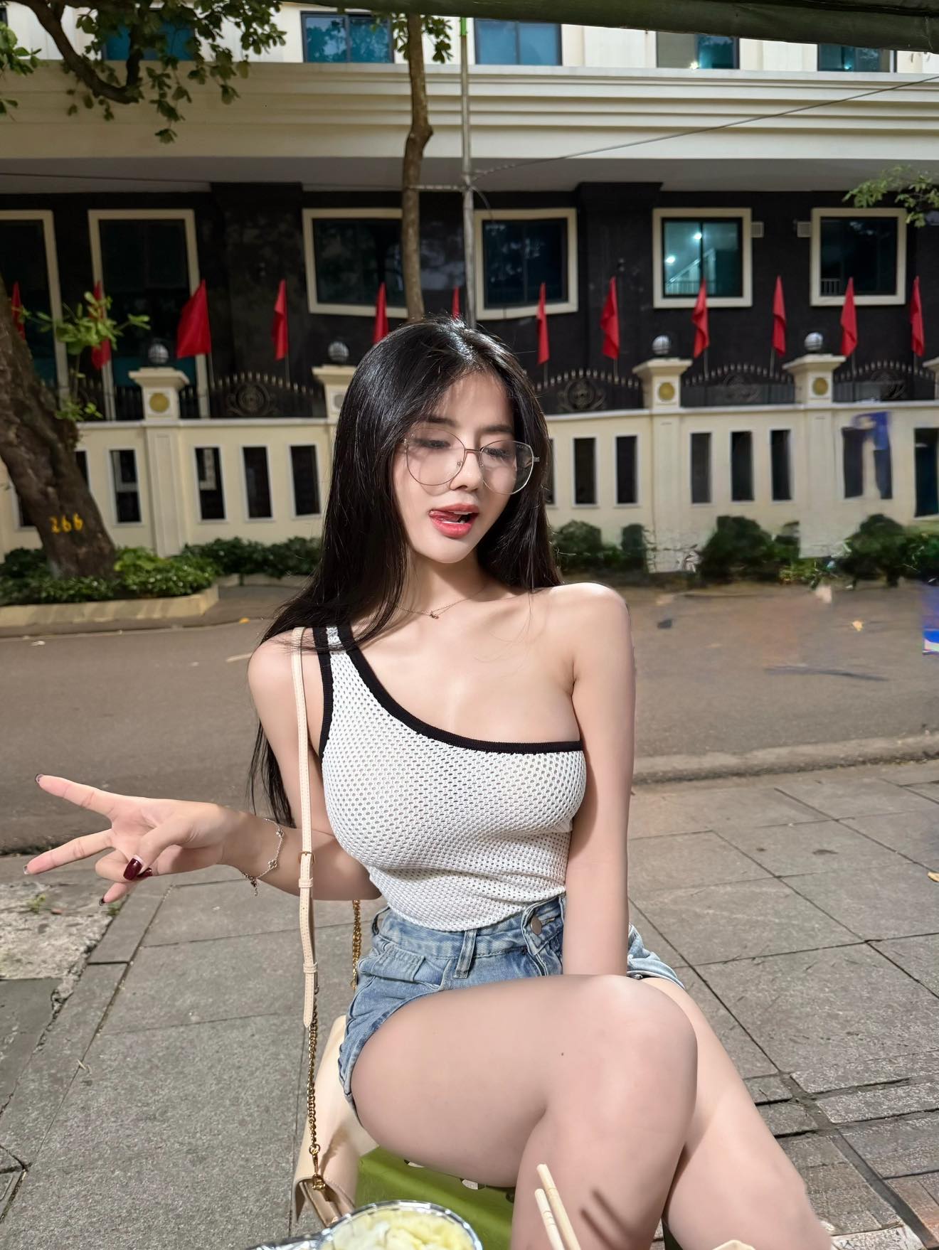 Diện bikini khoe dáng nuột, hot girl Nhung Lora khiến fan nam chỉ muốn