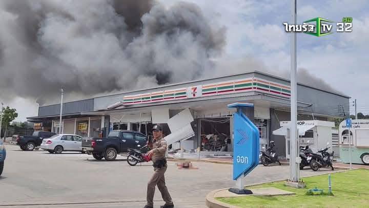 Cửa hàng 7-Eleven ở Thái Lan nghi bị trúng hoả lực, thi thể 2 học sinh thiệt mạng được tìm thấy trong đống đổ nát, nhiều người bị thương- Ảnh 2.