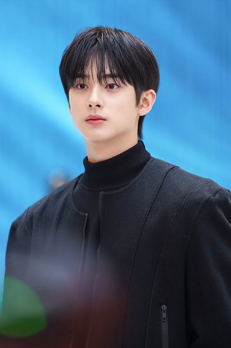 Thiếu gia tài phiệt đang cực hot vì giống cả showbiz: Nhìn thẳng tưởng Cha Eun Woo, ngó ngang lại ra V (BTS)- Ảnh 4.