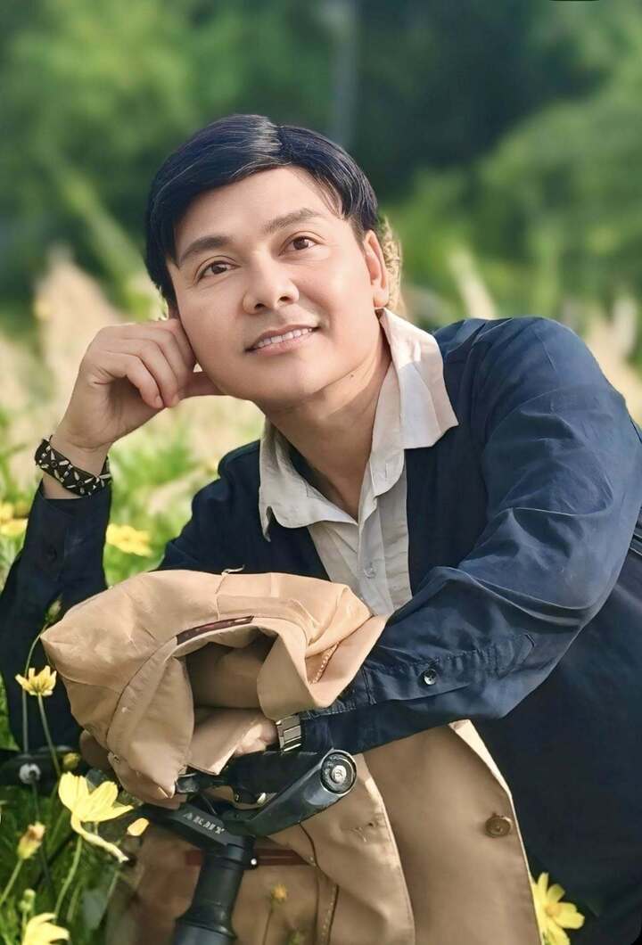 Nam diễn viên từng đi bán quần áo, nay U50 sống độc thân trong biệt thự chục tỷ- Ảnh 2. Nam diễn viên từng đi bán quần áo, nay U50 sống độc thân trong biệt thự chục tỷ- Ảnh 2.