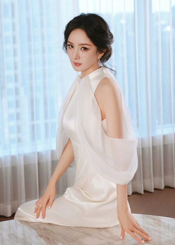 Sau 14 năm bị đặt lên bàn cân, Triệu Lệ Dĩnh – Dương Mịch bất ngờ gặp nhau ở tinh thần