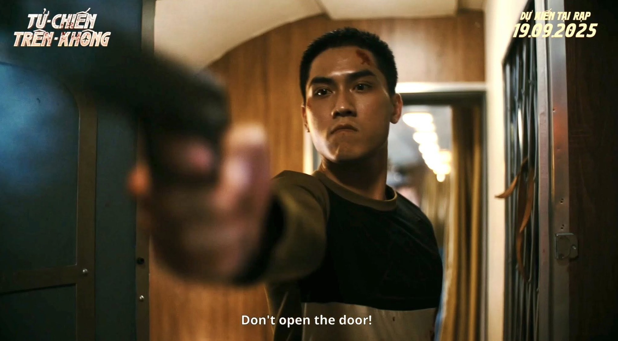 Bí mật sốc nhất Tử Chiến Trên Không: 1 không tặc bị cắt sạch đất diễn, cú lật của đạo diễn đổi vận nhân tài- Ảnh 1. Bí mật sốc nhất Tử Chiến Trên Không: 1 không tặc bị cắt sạch đất diễn, cú lật của đạo diễn đổi vận nhân tài- Ảnh 1.