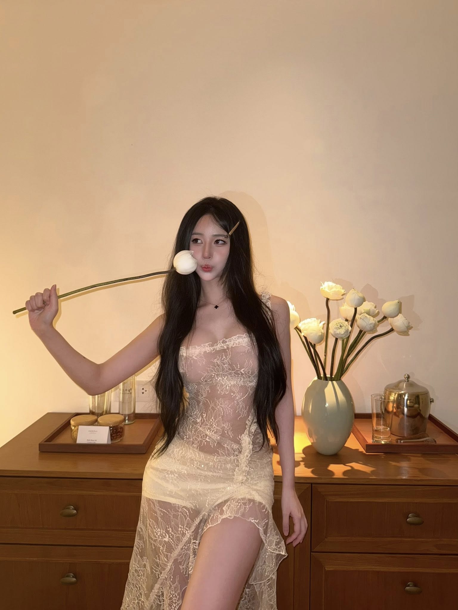 Hậu drama với fan, Uyên Ni tung bộ ảnh đón hè khiến ai cũng phải tấm tắc