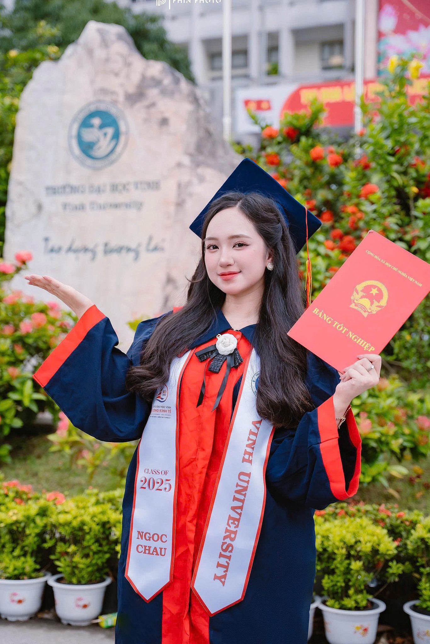 Đi nhận bằng tốt nghiệp, nữ sinh xứ Nghệ bất ngờ nổi tiếng vì quá xinh - 2