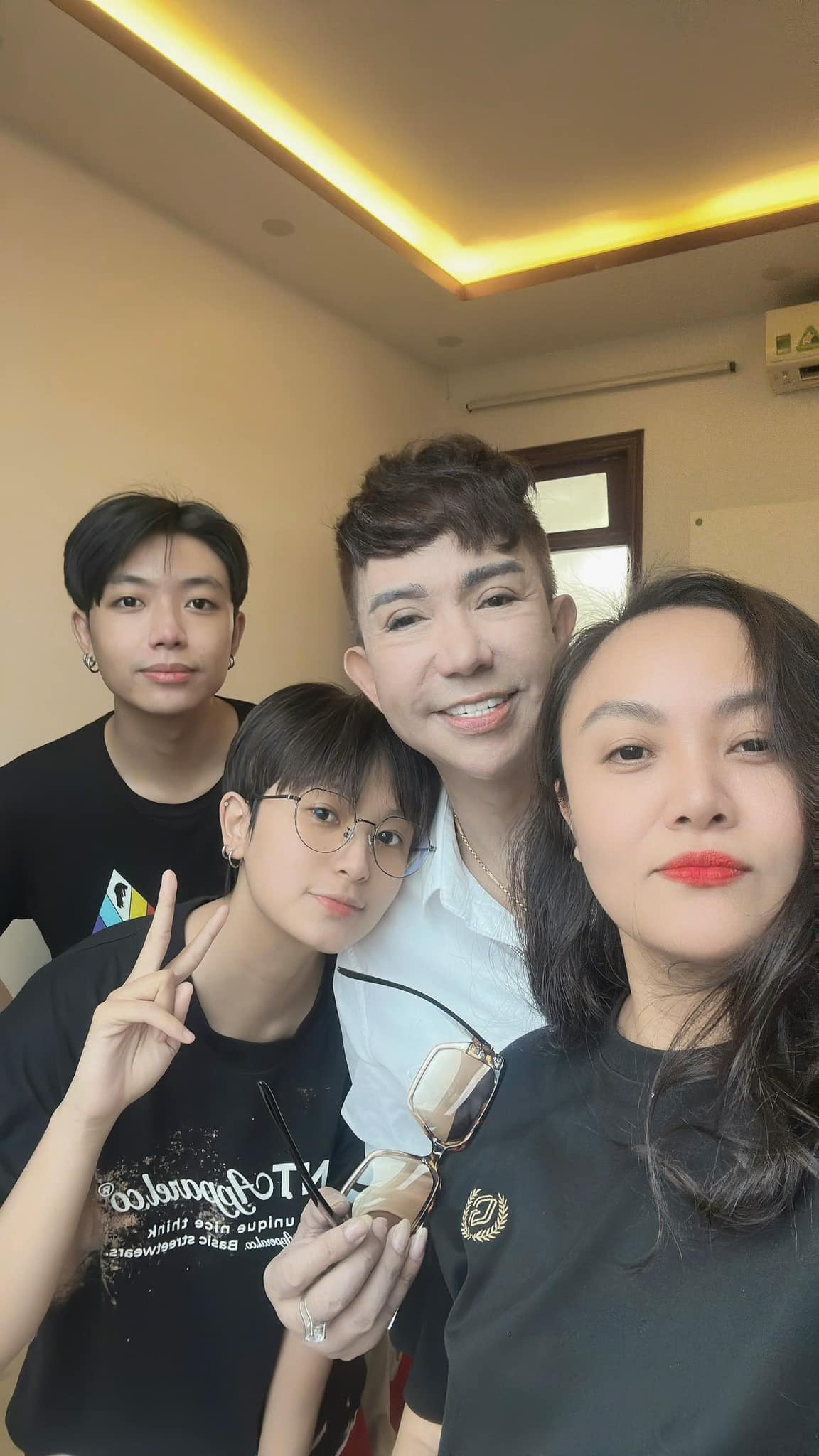 Hôn nhân 27 năm của nam nghệ sĩ đình đám và hoa khôi Hải Phòng: Yêu say đắm bất chấp tin đồn giới tính- Ảnh 4. Hôn nhân 27 năm của nam nghệ sĩ đình đám và hoa khôi Hải Phòng: Yêu say đắm bất chấp tin đồn giới tính- Ảnh 4.