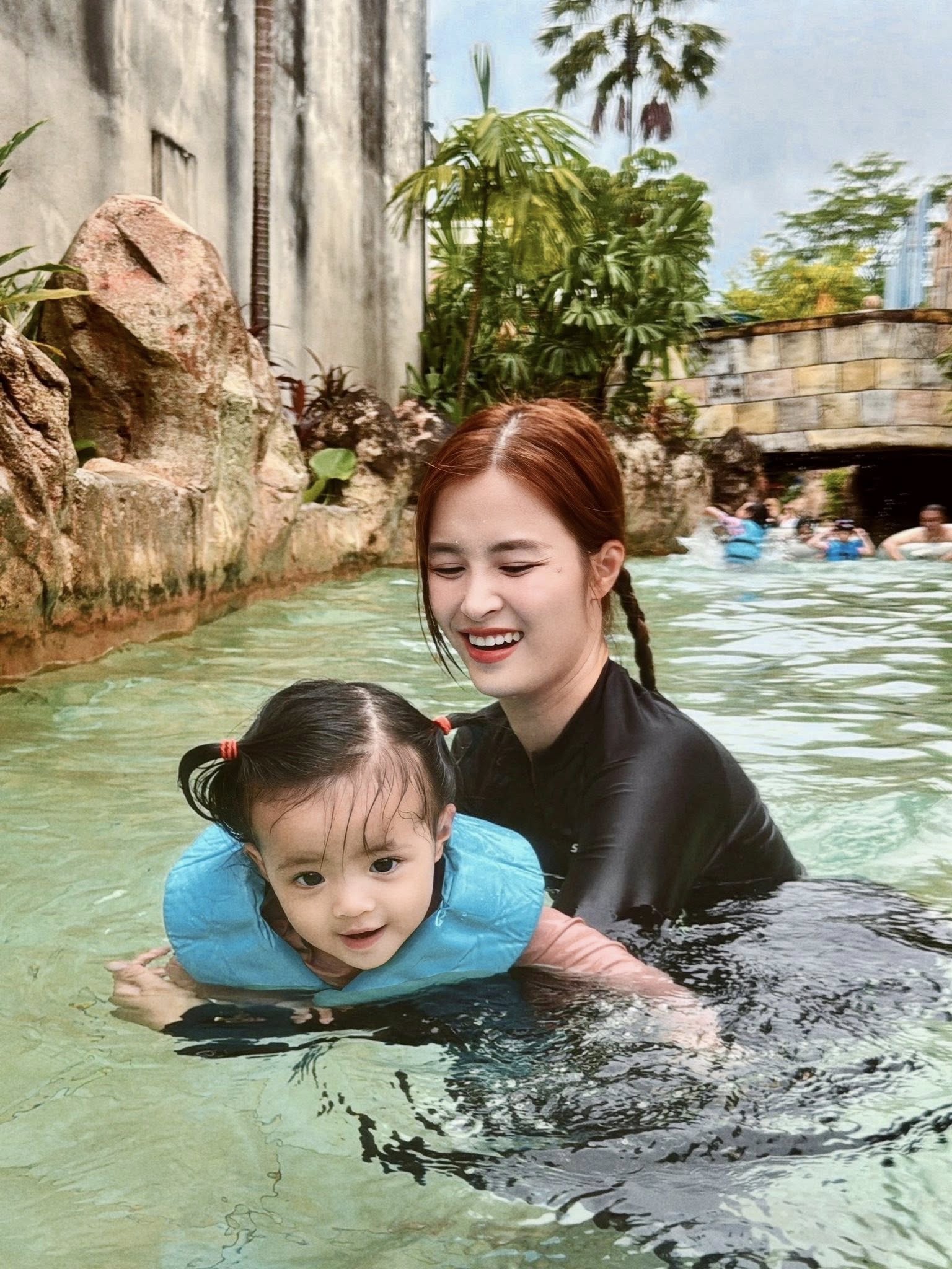 Con gái Đông Nhi hát hay cỡ này, bảo sao dân mạng xuýt xoa: