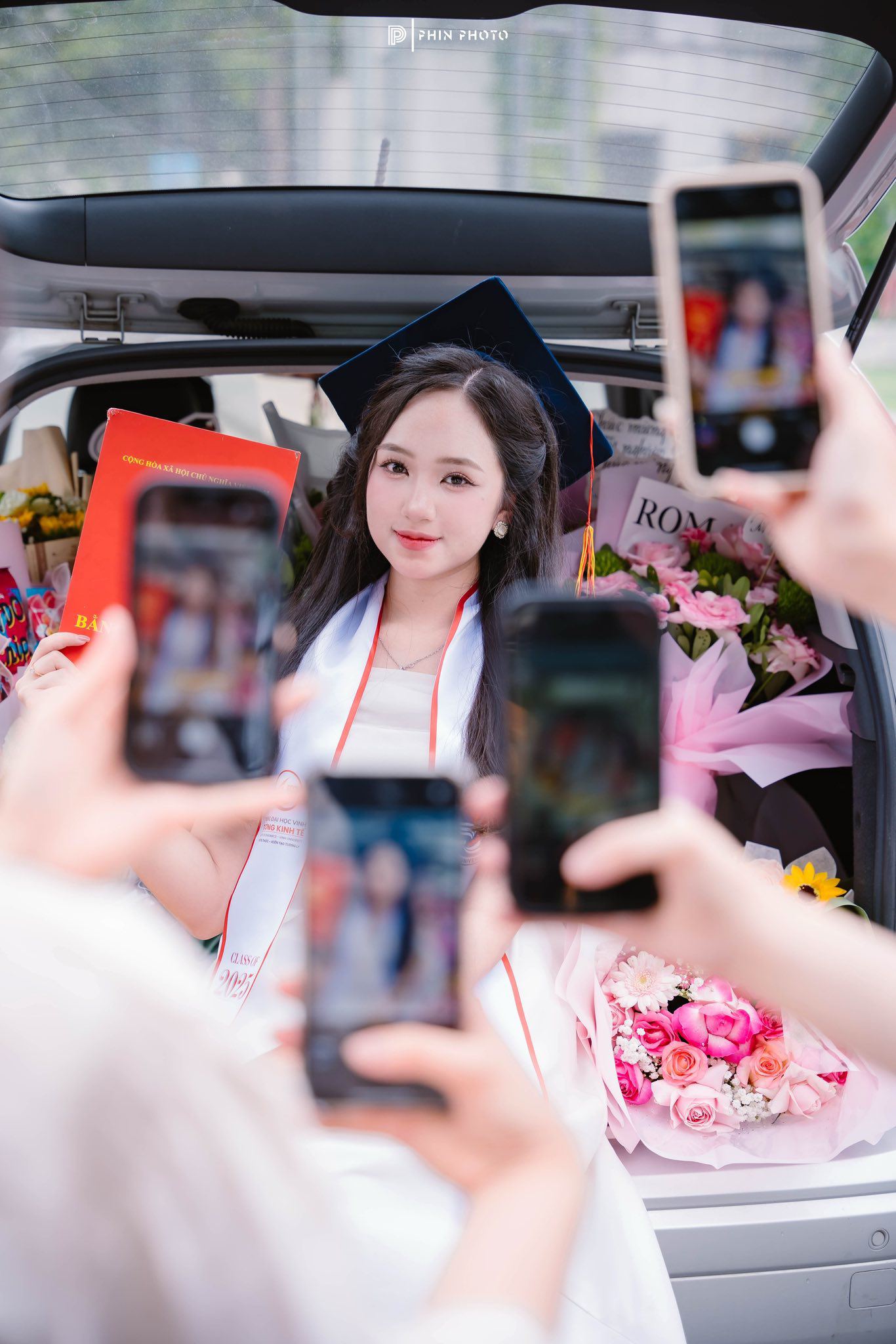 Đi nhận bằng tốt nghiệp, nữ sinh xứ Nghệ bất ngờ nổi tiếng vì quá xinh - 6