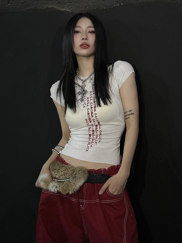 "Em Xinh" LyHan tiếp tục gây sốc vì hình ảnh nghi sử dụng thuốc lá điện tử, phía nữ ca sĩ phản ứng ra sao? 516131401755657826966368135661053937715090n 1753784054726626960930 1753794646561 1753794647020293355496