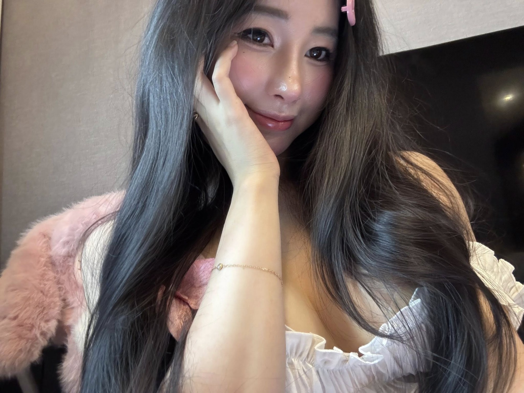 Nữ TikToker xinh đẹp khoe thu nhập cả tỷ mỗi tháng,